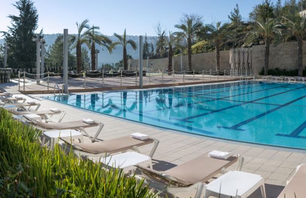 Hotel Yehuda Swimming pool beach chairs